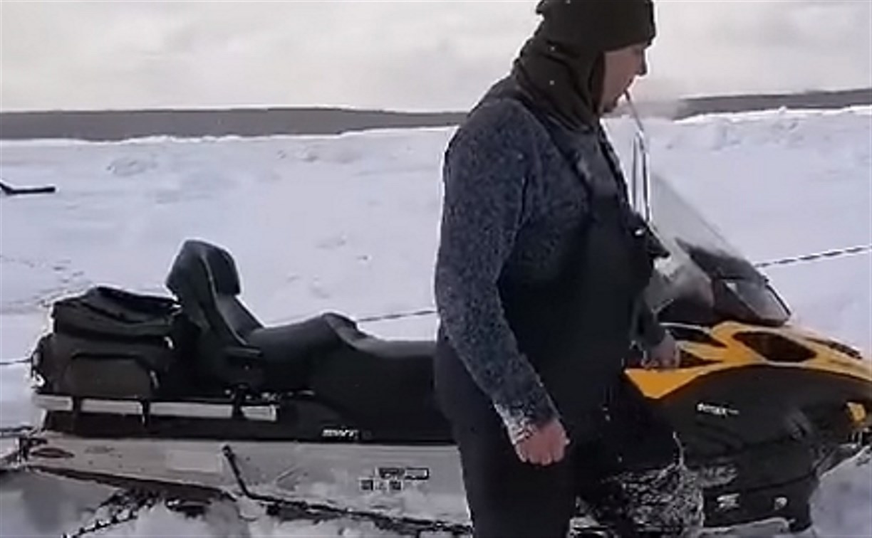 Восемь снегоходов приехали на помощь сахалинцу, который кинул клич SOS на льду Стародубского