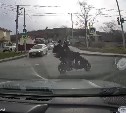 Молодые люди на мопеде едва не снесли пешехода в Южно-Сахалинске