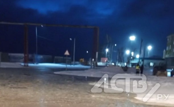 "Волны такие, что перехлёстывают": в Корсакове перемыло дорогу