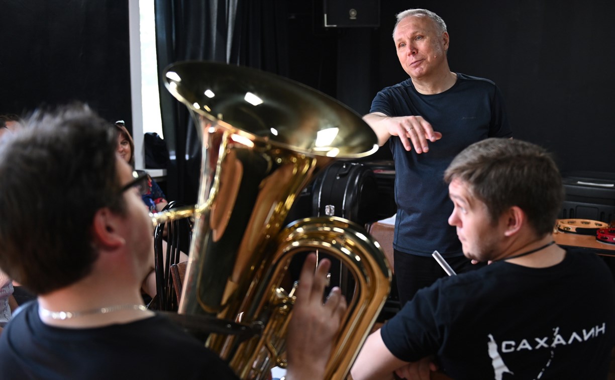Артисты сахалинского Чехов-центра сыграют на необычных музыкальных инструментах