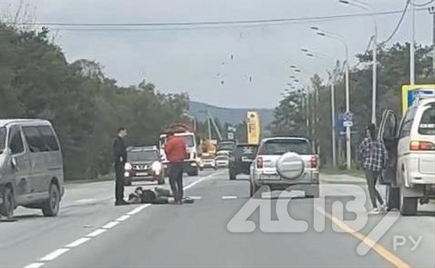Очевидцы: на пешеходном переходе в Южно-Сахалинске сбили парня