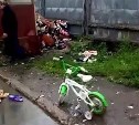 В Холмске сняли на видео, как неизвестный вывалил гору мусора прямо за контейнерной площадкой