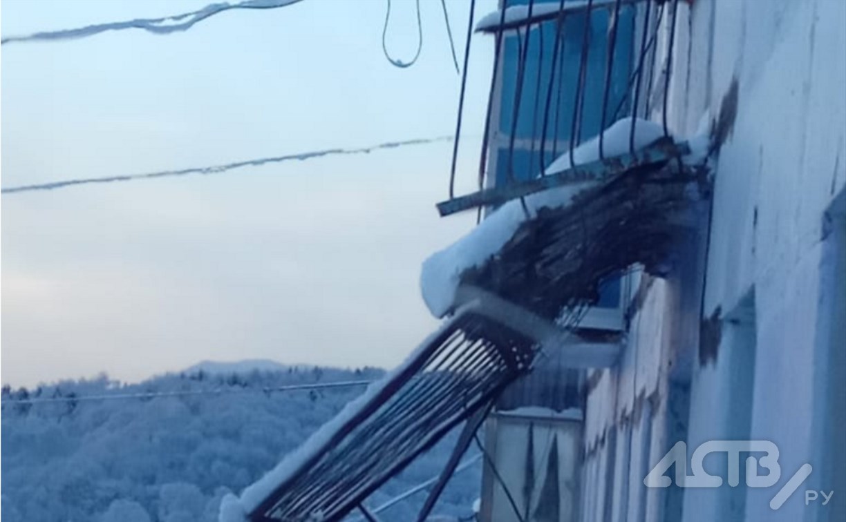 Жители дома в Южно-Сахалинске опасаются, что развалившийся на части балкон снесет ещё 4 балкона снизу