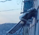 Жители дома в Южно-Сахалинске опасаются, что развалившийся на части балкон снесет ещё 4 балкона снизу