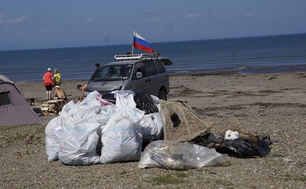 Десять кубов мусора собрали за день на побережье Сахалина