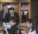 Японский меценат Мияниси Ютака устроил чаепитие для воспитанников сахалинского центра "Преодоление"