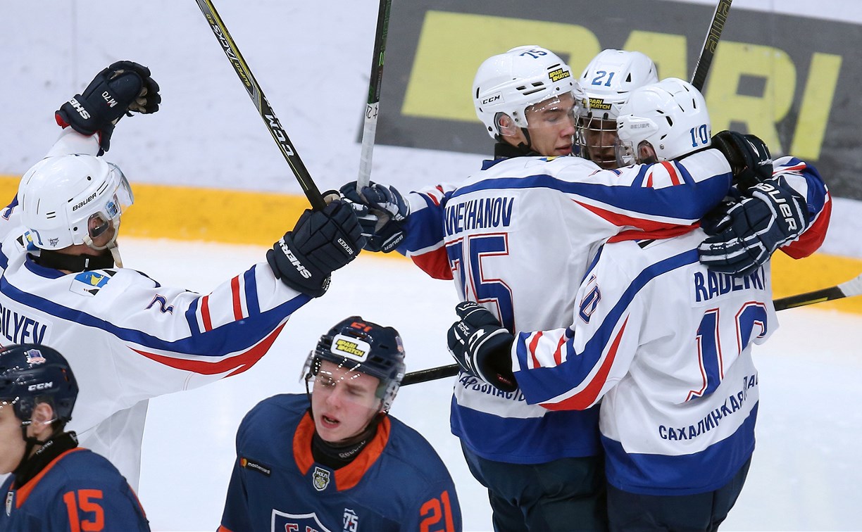 "Сахалинские Акулы" в гостевом матче разделались с хоккеистами из Санкт-Петербурга