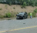 "Одному в морду, второму в бочину": на въезде в Корсаков жестко столкнулись два внедорожника 