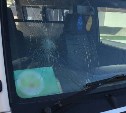 В Южно-Сахалинске разыскивают мужчину, который кулаком разбил лобовое стекло автобуса 
