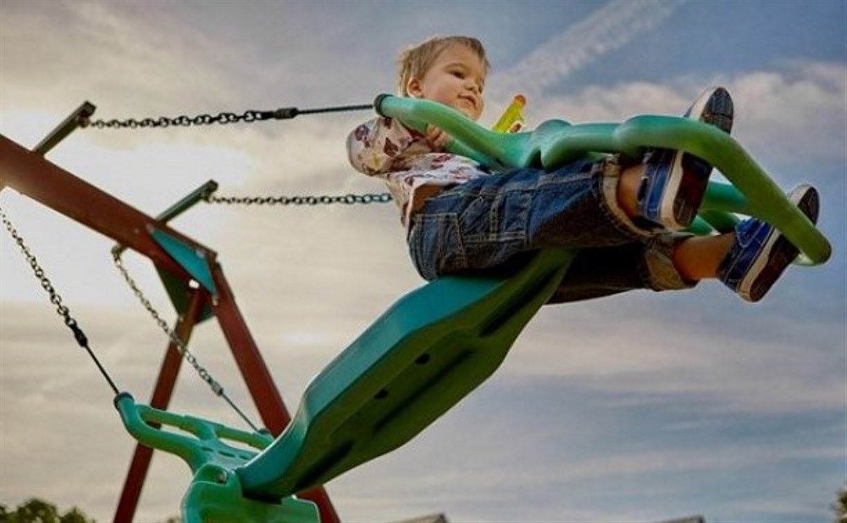 Власти Долинска угрожают снести детские площадки, если жильцы откажутся за них платить