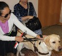 В южно-сахалинской поликлинике впервые появился пациент с собакой-поводырем