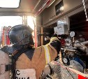 Строительный мусор загорелся в Холмске
