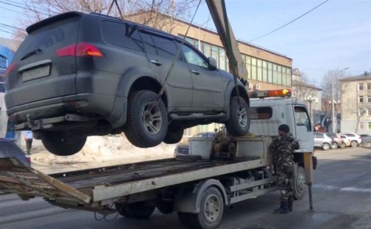С улиц Южно-Сахалинска за сегодня эвакуировали 15 плохо припаркованных автомобилей
