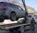 С улиц Южно-Сахалинска за сегодня эвакуировали 15 плохо припаркованных автомобилей