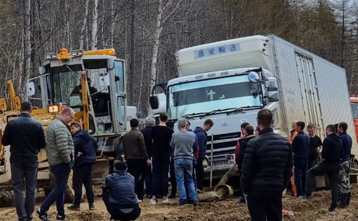 Сахалинцы своими силами вытаскивают застрявшие в грязевом болоте фуры и автомобили