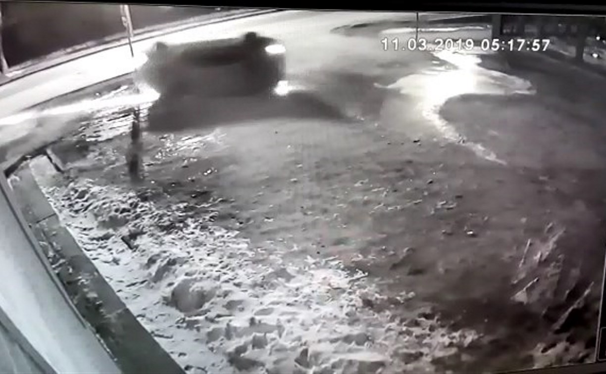 Кульбит автомобиля перед столкновением с магазином в Долинске попал в объектив камер наблюдения