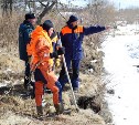 Спасатели взорвали лед на реке в Аниве