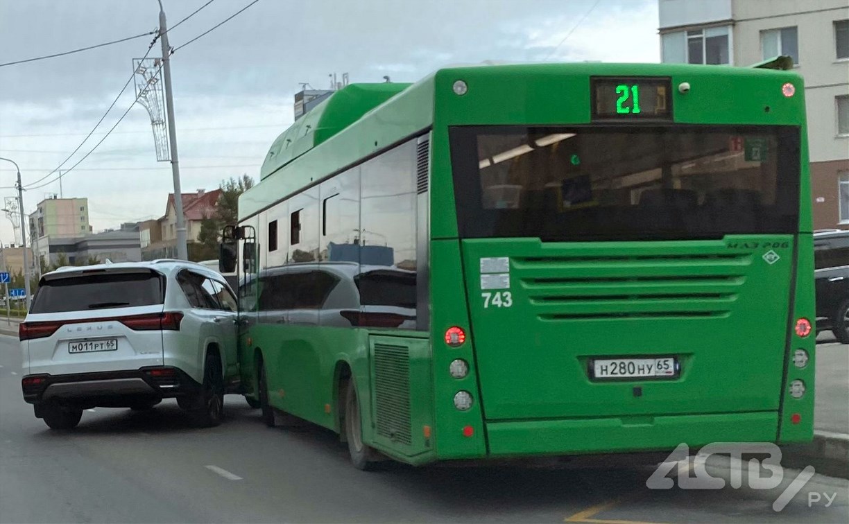 "Самый дорогой "Лексус" в городе пострадал": в Южно-Сахалинске ДТП с автобусом 