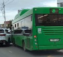 "Самый дорогой "Лексус" в городе пострадал": в Южно-Сахалинске ДТП с автобусом 