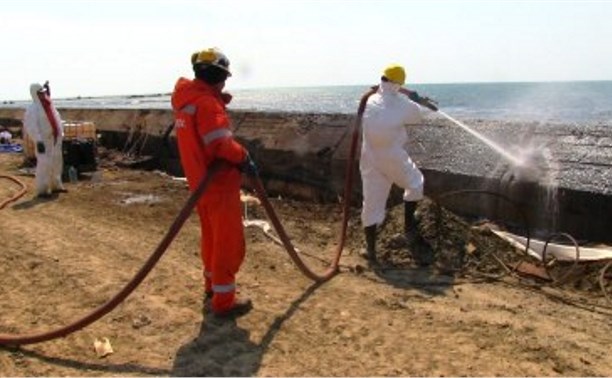 Продолжается ликвидация последствий загрязнения мазутом сооружений в акватории Невельска 