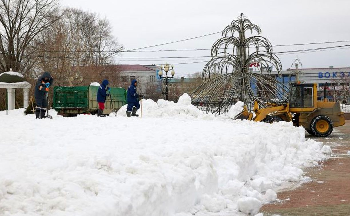 В Южно-Сахалинске заметили людей, вскапывающих снег и оставляющих его на прежнем месте