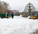 В Южно-Сахалинске заметили людей, вскапывающих снег и оставляющих его на прежнем месте