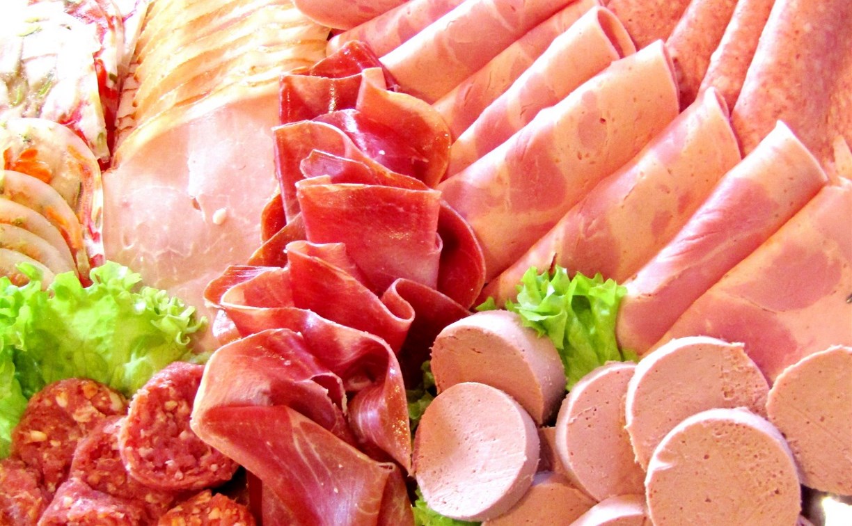 В колбасе из "Светофора" нашли мясной клей — опасный ингредиент может вызвать рак