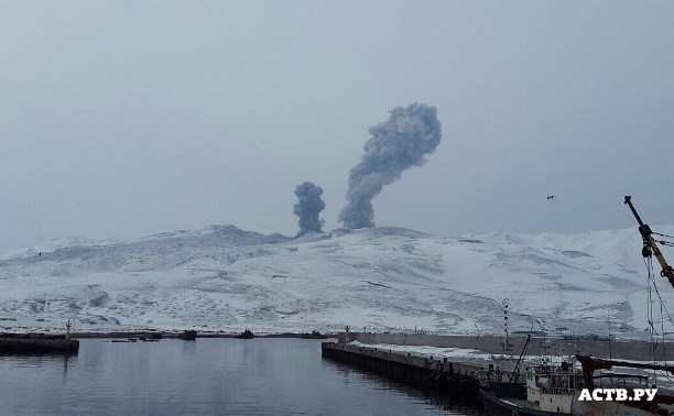 Вулкан Эбеко продолжает развлекать жителей Северо-Курильска пепловыми выбросами