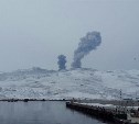 Вулкан Эбеко продолжает развлекать жителей Северо-Курильска пепловыми выбросами