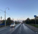 В Южно-Сахалинске фонарь свисает над проезжей частью, держась на хрупких проводах