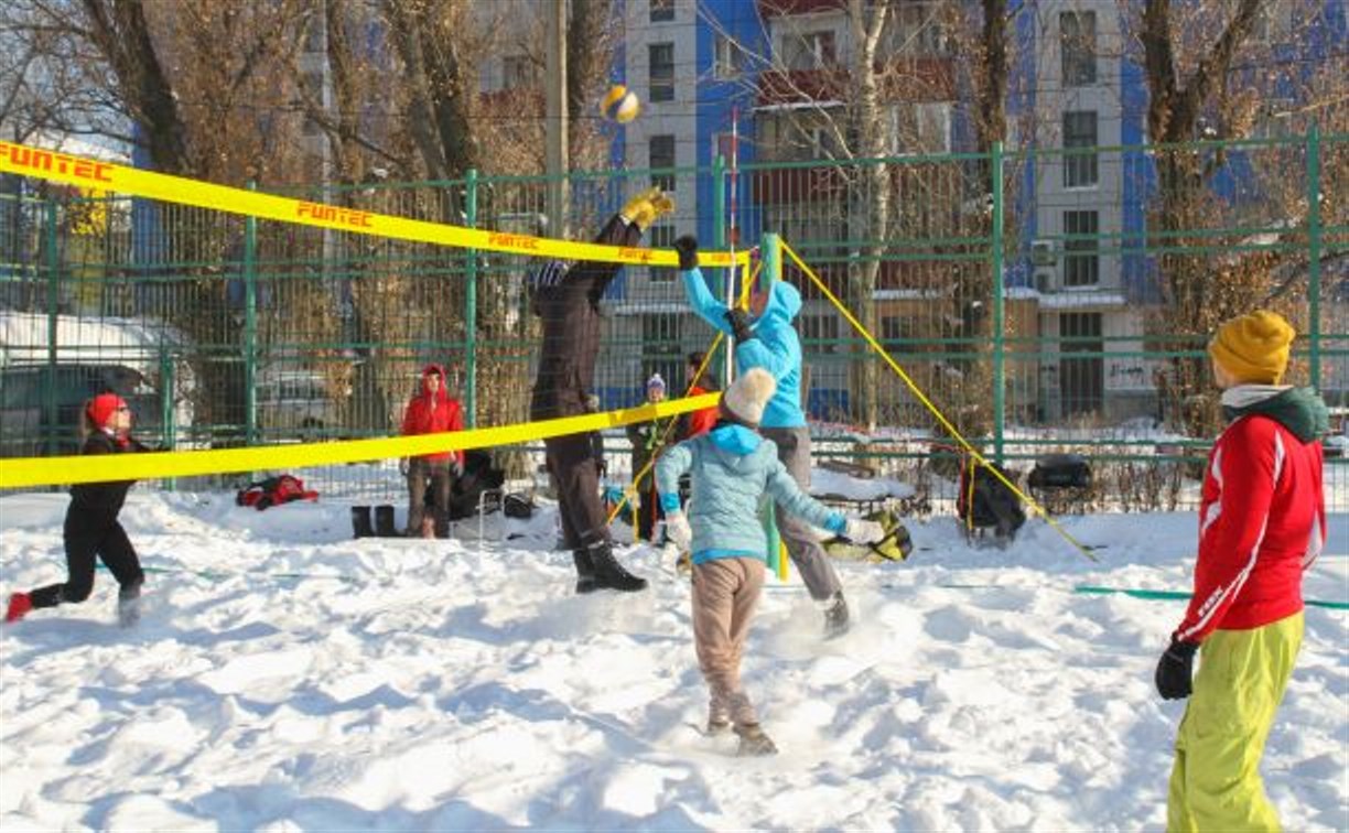 Турнир по снежному волейболу собрал в Южно-Сахалинске семь команд