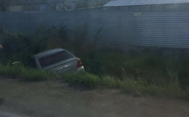Toyota Corolla вылетела в кювет при ДТП в Южно-Сахалинске