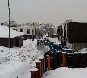 Конфликт в Южно-Сахалинске продолжается: погрузчик вновь засыпает снегом чужой участок