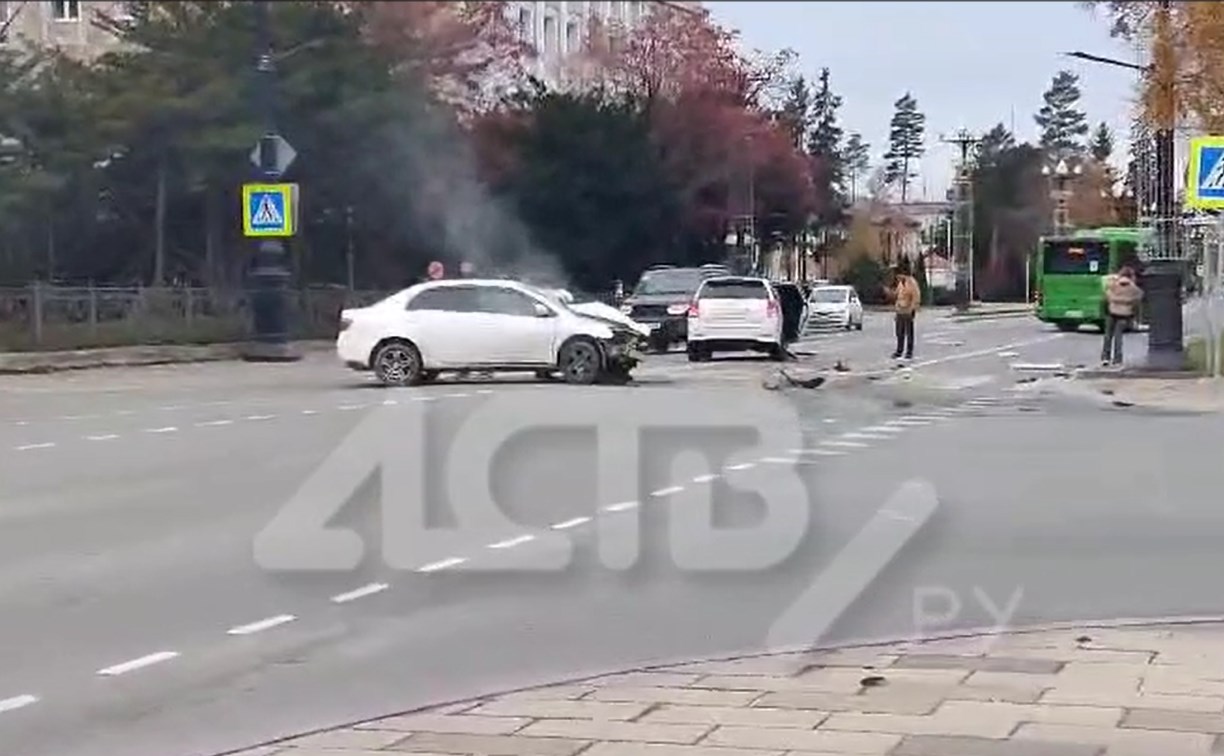 В Южно-Сахалинске не разошлись седан с универсалом