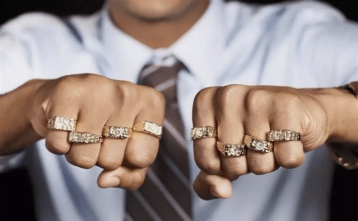 На какой руке носить кольцо мужчине женатому. Мужские золотые печатки на пальцах. Мужское кольцо на мезинец. Мужская Золотая печатка на руке. Много колец на пальцах мужские.