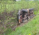 На автодороге Южно-Сахалинск - Холмск бензовоз потерял управление и съехал в кювет