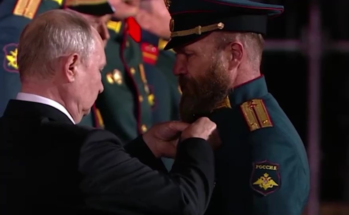Путин вручил награды знаменитому экипажу танка "Алёша"