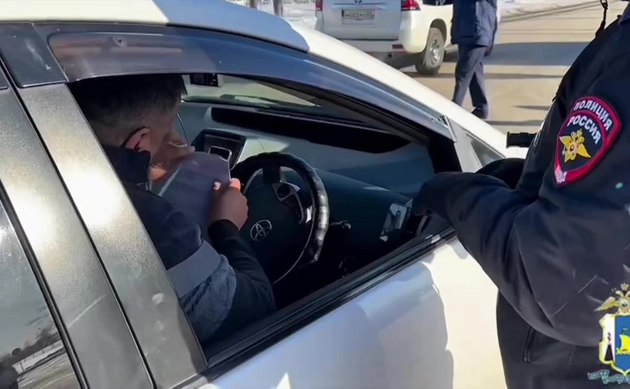 Семеро мигрантов-нарушителей попались инспекторам ДПС во время рейда в Южно-Сахалинске