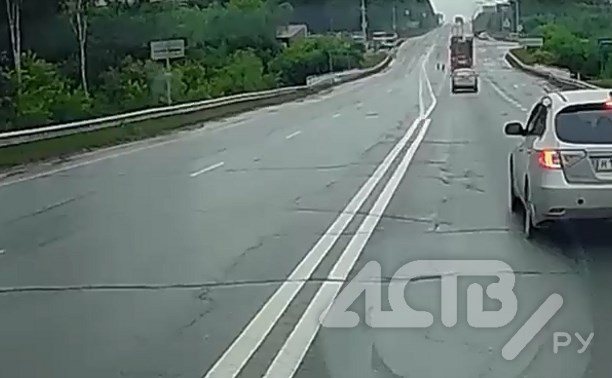 Внедорожник на въезде в Южно-Сахалинск словил колесо от трала