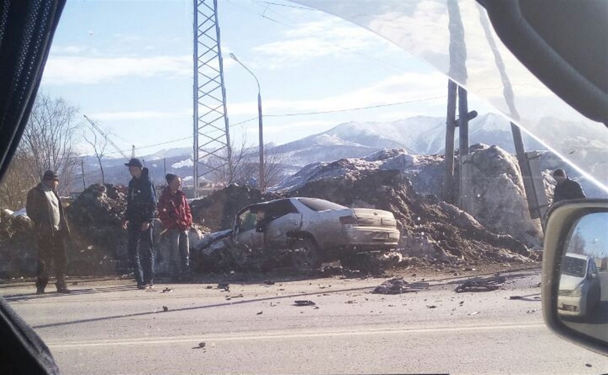 Легковушка вылетела с проезжей части после столкновения с микроавтобусом в Южно-Сахалинске