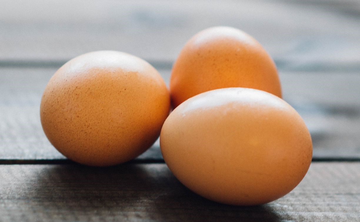 На Сахалине хотят расширить список магазинов с яйцами от птицефабрики без посреднических наценок