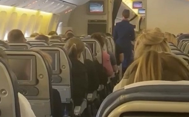 Пассажиры самолёта аплодисментами поддержали участников СВО с Сахалина, которые возвращались домой