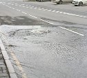В Южно-Сахалинске из-под люка бьёт "фонтан" - подтопило улицу Пограничную