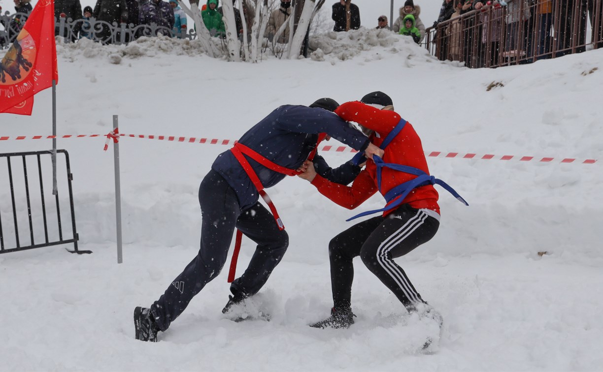 Соревнования по русской борьбе на опоясках впервые прошли на Сахалине