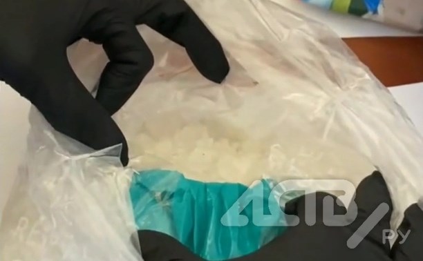 Женщину с большим свёртком наркотиков поймали в лесу сахалинские полицейские