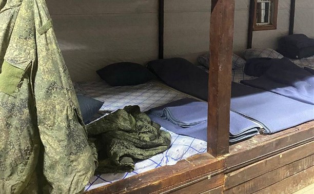 Как живут, на чём спят и что едят мобилизованные во время подготовки на Сахалине - видеообзор