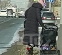Тротуар завалили снегом во время расчистки Южно-Сахалинска - женщине с коляской потребовалась помощь