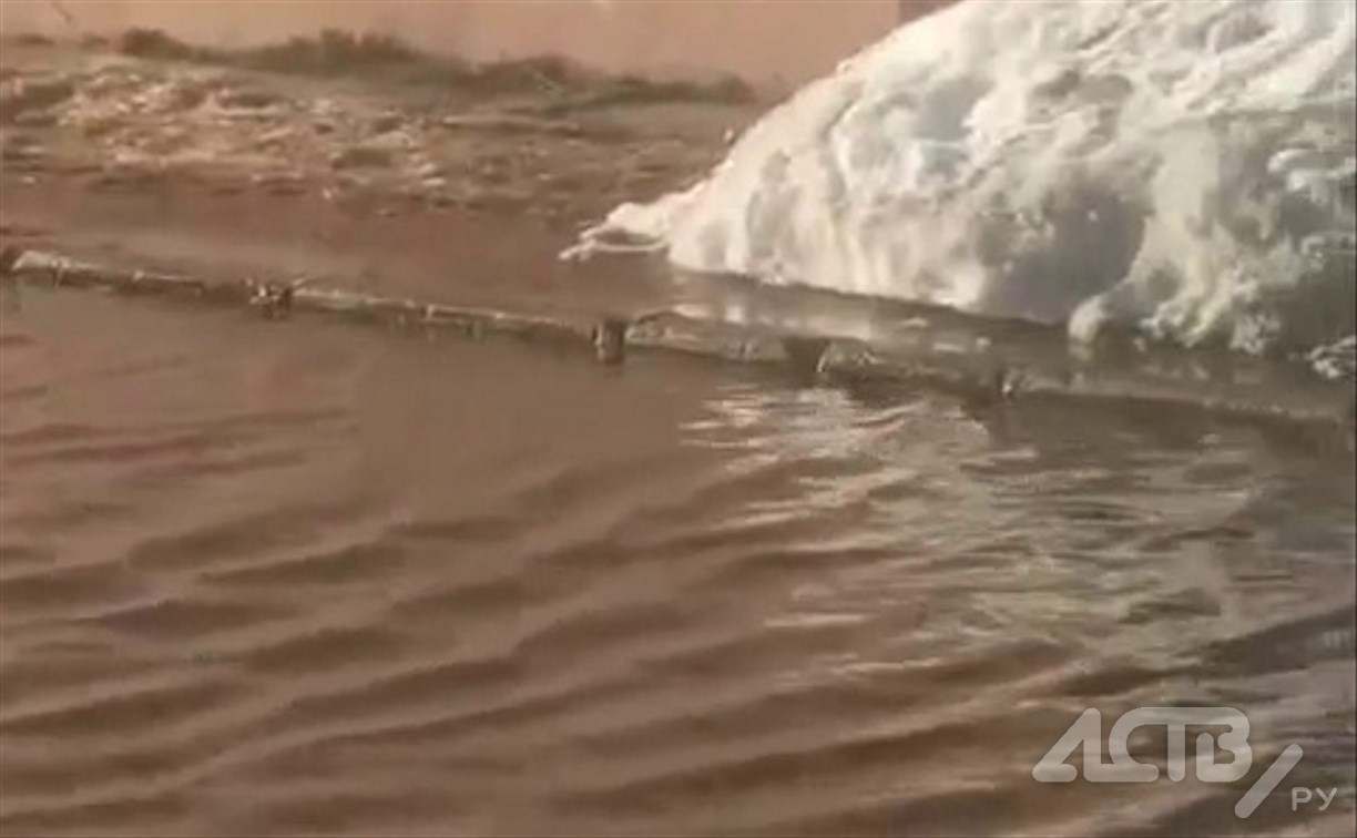 Лужа-озеро образовалась у домов на улице Милютина в Макарове