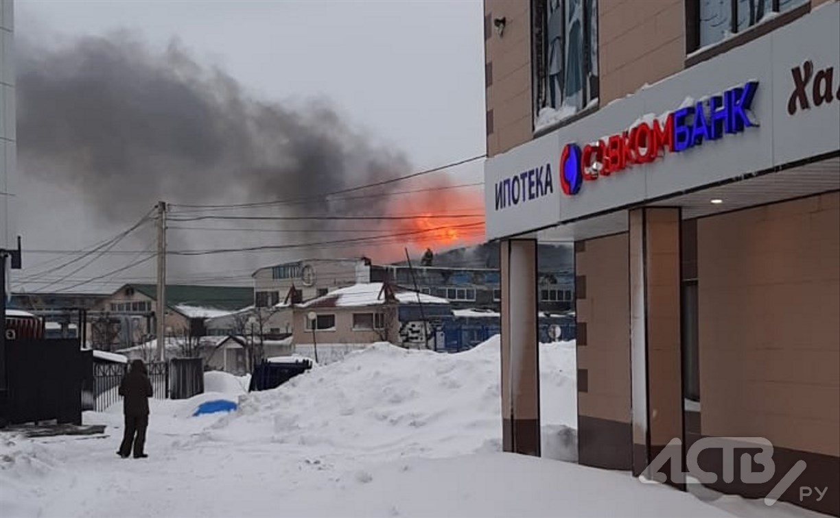 Крупный пожар тушат в Невельске