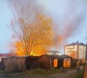 Пожарные за 15 минут потушили полыхающую постройку в Смирных